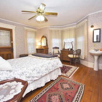 Blooming Inn - Balcony Queen bedroom - Vacation Rentals Near Me - Shelburne Falls, Massachusetts