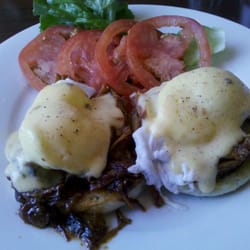 Pulled pork benedict with tomato slices (subbed for potatoes)