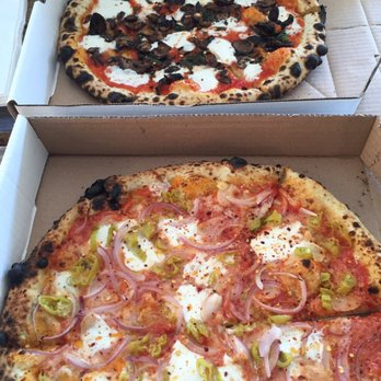 Roberta's - Lil' stinker and margarita with mushrooms - Pizza Near Me - Brooklyn, New York