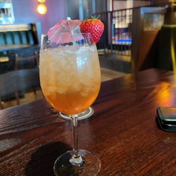 Puttshack - Oakbrook - N/A Spritz - Lyre's Apéritif Rosso, Töst Sparkling White Tea Cranberry and Ginger, freshly sliced orange - Mini Golf Near Me - Oak Brook, Illinois