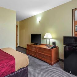 Econo Lodge & Suites