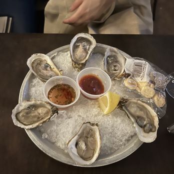 Jane Doe Lounge - 6 Oysters - Cocktail Bars Near Me - New York, New York