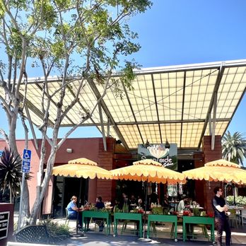 Sunny Side Solana - Outdoor patio seating & entrance. - Breakfast & Brunch Near Me - Solana Beach, California