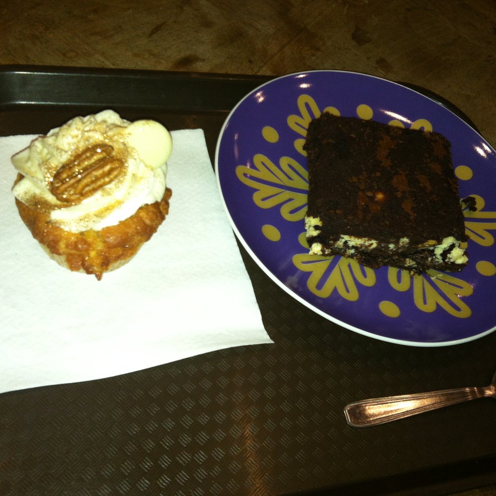 Vanilla Praline cupcate & Chocolate/White chocolate brownie!