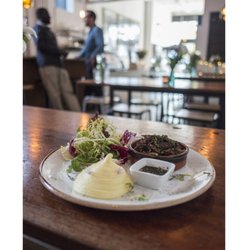 L'Entrepot - Slow cooked beef shin, Whipped potatoes, herb jus, salad