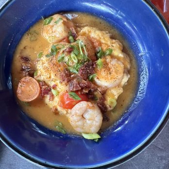 Palette 22 - Shrimp  Grits - Bars Near Me - Arlington, Virginia