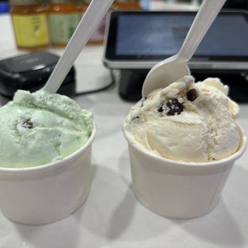 Great Falls Creamery - Mint chocolate chip and Smores - Ice Cream & Frozen Yogurt Near Me - Great Falls, Virginia Great Falls Creamery - Mint chocolate chip and Smores - Ice Cream & Frozen Yogurt Near Me - Great Falls, Virginia