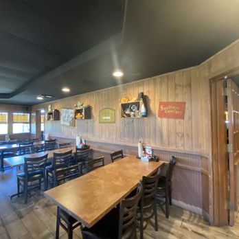Huckleberry's - Restaurant interior - Breakfast & Brunch Near Me - Salida, California