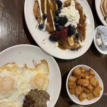 Another Broken Egg Cafe - Cinnamon Roll French Toast and Fresh Country Potatoes - American Near Me - Williamsburg, Virginia Another Broken Egg Cafe - Cinnamon Roll French Toast and Fresh Country Potatoes - American Near Me - Williamsburg, Virginia