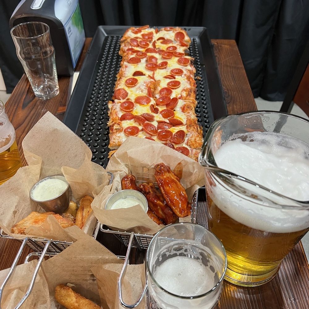 Bill and Bali's - Pepperoni pizza, pitcher of beer, mozzarella sticks and wings - Beer Bar Near Me - Walnut Creek, California