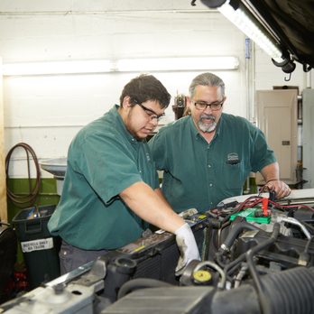 Stadium Automotive - General Manager, Joe Cameron and Technician, Justin Ortiz discussing the problem. - Auto Repair Near Me - Eugene, Oregon