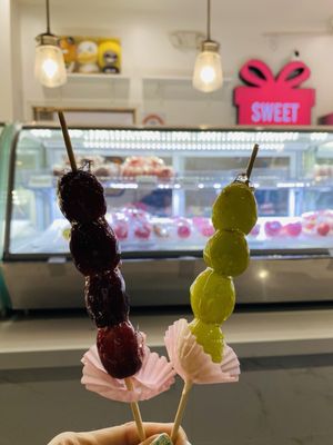 Sweet Box (Macarons, Dragon Beard Candy) by null