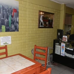 GreenGoes - Interior del local, posee un sitio establecido para que su público puede disfrutar las pizzas de forma cómoda.