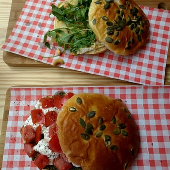Mammouth - Ricotta/tomato/pesto and brie/arugula/pommes/cashews. - Salad Near Me - Saint-Gilles, BRU Mammouth - Ricotta/tomato/pesto and brie/arugula/pommes/cashews. - Salad Near Me - Saint-Gilles, BRU