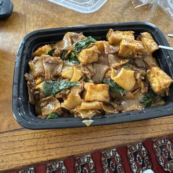 Hom Mali - Pad See-iew with tofu - takeout - Thai Near Me - Chicago, Illinois Hom Mali - Pad See-iew with tofu - takeout - Thai Near Me - Chicago, Illinois