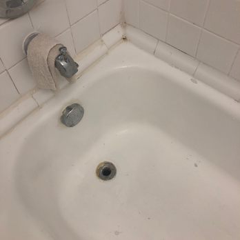 Quality Inn & Suites - The bathtub has been painted. I guess that's like lipstick on a pig. - Hotels Near Me - Ruther Glen, Virginia