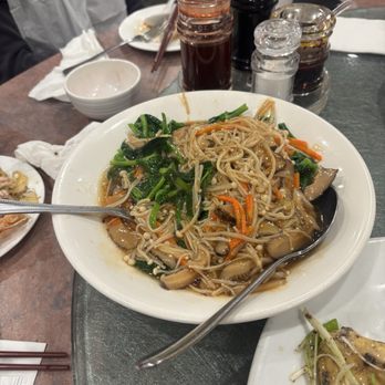 Congee Noodle House - 雙菇扒豆苗 Two Kinds of Mushroom & Pea Tip Leaves - Noodles Near Me - Vancouver, British Columbia Congee Noodle House - 雙菇扒豆苗 Two Kinds of Mushroom & Pea Tip Leaves - Noodles Near Me - Vancouver, British Columbia