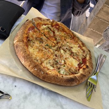 True Food Kitchen - Chicken Sausage pizza - Vegetarian Near Me - Pasadena, California True Food Kitchen - Chicken Sausage pizza - Vegetarian Near Me - Pasadena, California