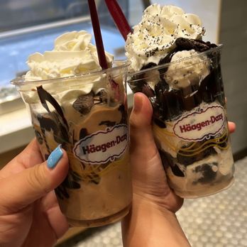 Häagen-Dazs - Rocky road and cookies and cream sundaes - Ice Cream & Frozen Yogurt Near Me - La Jolla, California Häagen-Dazs - Rocky road and cookies and cream sundaes - Ice Cream & Frozen Yogurt Near Me - La Jolla, California