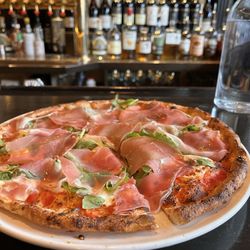 Villa di Como Ristorante - Prosciutto & organic arugula pizza