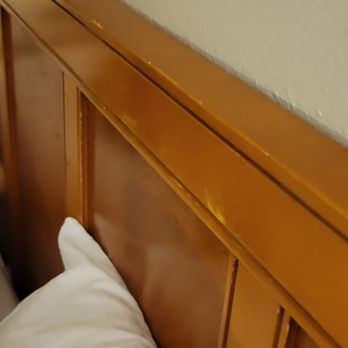 Wyndham Garden - Dirty headboard - Hotels Near Me - Austin, Texas