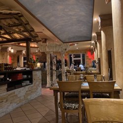 Philoxenia - Restaurant vom Eingangsbereich wo die ersten Tische stehen.