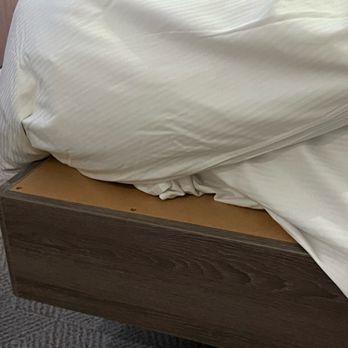 Hampton by Hilton Edinburgh West End - Mattress on a wood platform instead of a boxspring - Hotels Near Me - Edinburgh, EDH