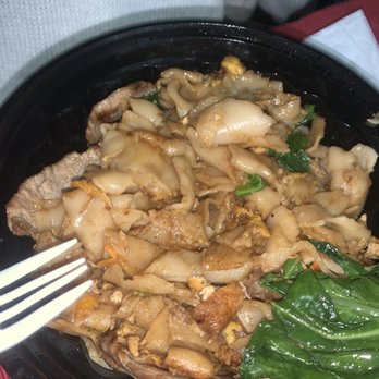 Red Basil - Thai Near Me - Rutherford, New Jersey