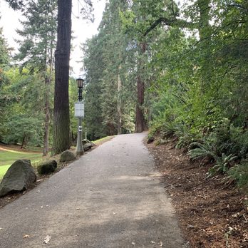 Laurelhurst Park - West entrance path - Parks Near Me - Portland, Oregon Laurelhurst Park - West entrance path - Parks Near Me - Portland, Oregon