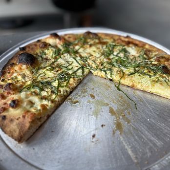 Maine Beer - Pesto pizza - Breweries Near Me - Freeport, Maine Maine Beer - Pesto pizza - Breweries Near Me - Freeport, Maine