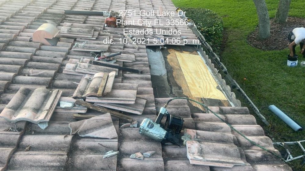 Slide of Supreme Roofing Services