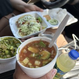Coctel de camarón, agua chilles, tacos grandes de pescado, agua fresca de lemon y chia
