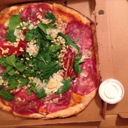 Pizzeria Tropicana - Surdegspizza med massor och åter massor på
