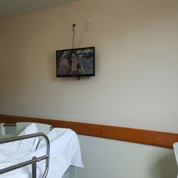 Hospital Santa Marta - Bom no geral. Esqueceram o lanche, da manhã para a paciente. O Controle da TV (pequena) é pago por fora a 20 reais a diária.