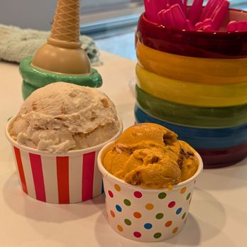 Licked - Banana Cream Pie and Seasonal Flavor (Something with pumpkin & ginger snap cookies :D) - Ice Cream & Frozen Yogurt Near Me - Sacramento, California