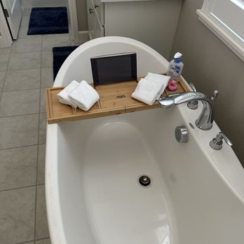 Chris Cleaning - Mater bathroom bath tub. Sparkling squeaky clean! - Home Cleaning Near Me