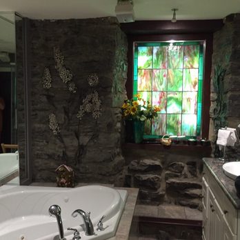 Hôtel Château St Marc - Bathroom with lighted faux window - Hotels Near Me - Montreal, Quebec Hôtel Château St Marc - Bathroom with lighted faux window - Hotels Near Me - Montreal, Quebec