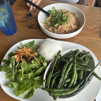 Daisy Mint - Pad Thai chicken (top) and Garlic String Bean (bottom) - Thai Near Me - Pasadena, California