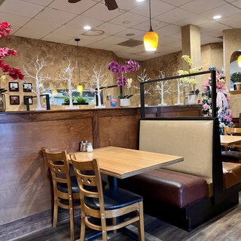 My Place Restaurant - tables and booths - Pizza Near Me - Newtown, Connecticut