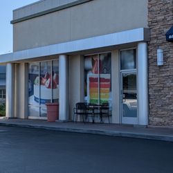 Paris Baguette - Exterior decor