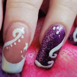 Studio Nails - Acrylic nails with gel polish and nail design.
