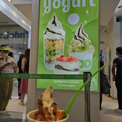 Llaollao - No one was falling in line between the poles