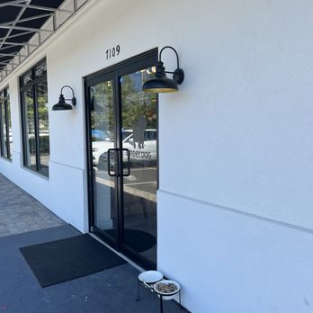 Underdog Coffee & Bread - Front entry with dog treats and water bowl. - Breakfast & Brunch Near Me - Annandale, Virginia Underdog Coffee & Bread - Front entry with dog treats and water bowl. - Breakfast & Brunch Near Me - Annandale, Virginia