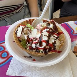 Paleteria Y Nieveria La Reyna de Michoacan - Pistachio ice cream bowl All the Way