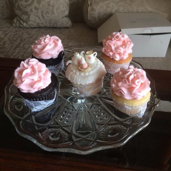 Cakes and Moore Bakery - Cupcakes ordered from Cakes and Moore - Cupcakes Near Me - Colonial Heights, Virginia