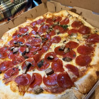 10 Barrel Brewing - LG Pepperoni Pizza - Breweries Near Me - Boise, Idaho 10 Barrel Brewing - LG Pepperoni Pizza - Breweries Near Me - Boise, Idaho