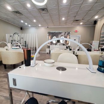 Four Seasons Nails & Spa - Manicure station - Nail Salons Near Me - Germantown, Maryland