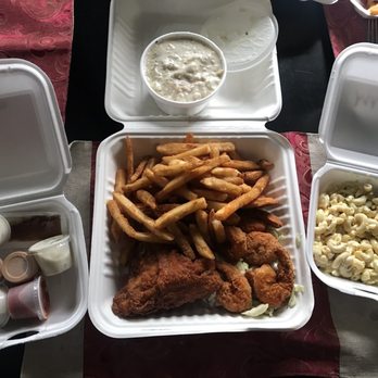 Freddie Lee’s Seafood Smorgasbord - Smorgasbord, Mac salad & chowder. - Food Trucks Near Me - Central Point, Oregon