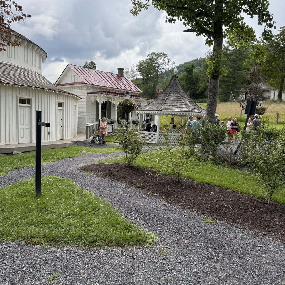 Warm Springs Pools - Outdoor paths - Hot Springs Near Me - Warm Springs, Virginia