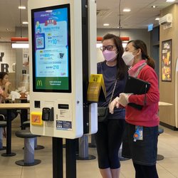 麥當勞 - Order at the touch screen. No people to talk to.